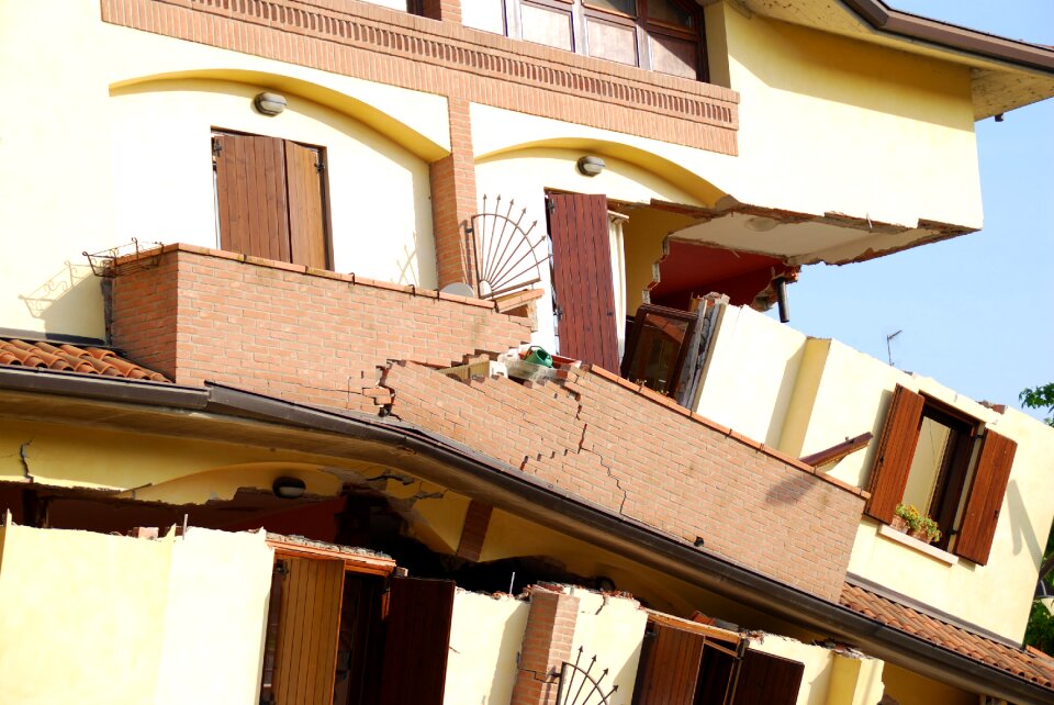Rubble disaster palace escape