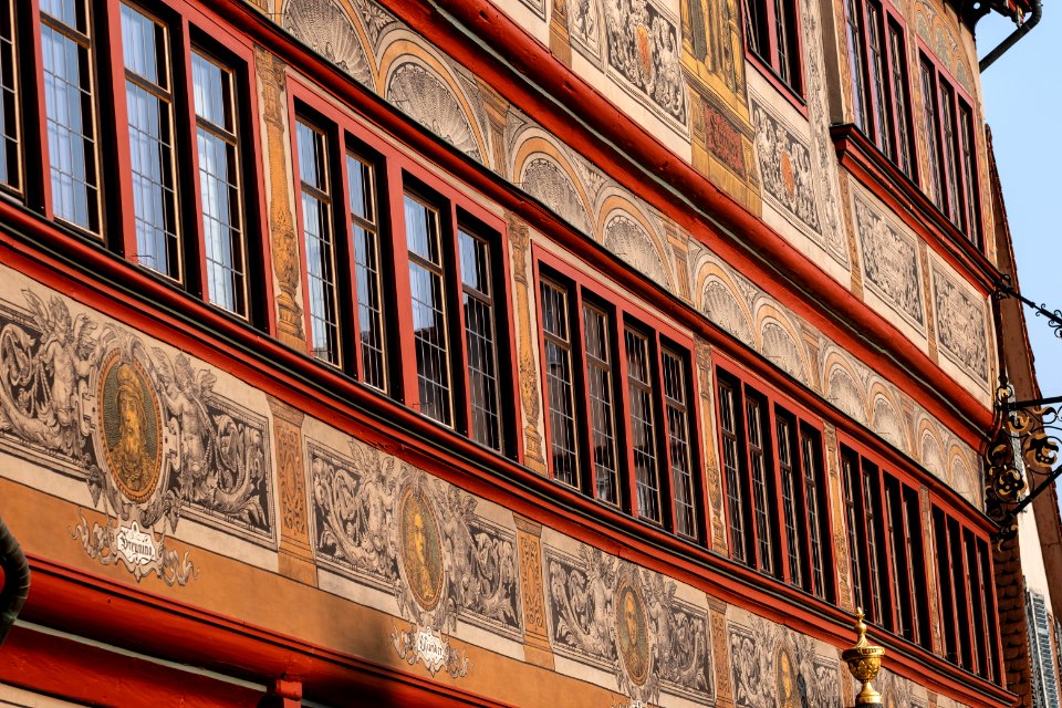 Front des Rathauses in Tübingen schräg aufgenommen