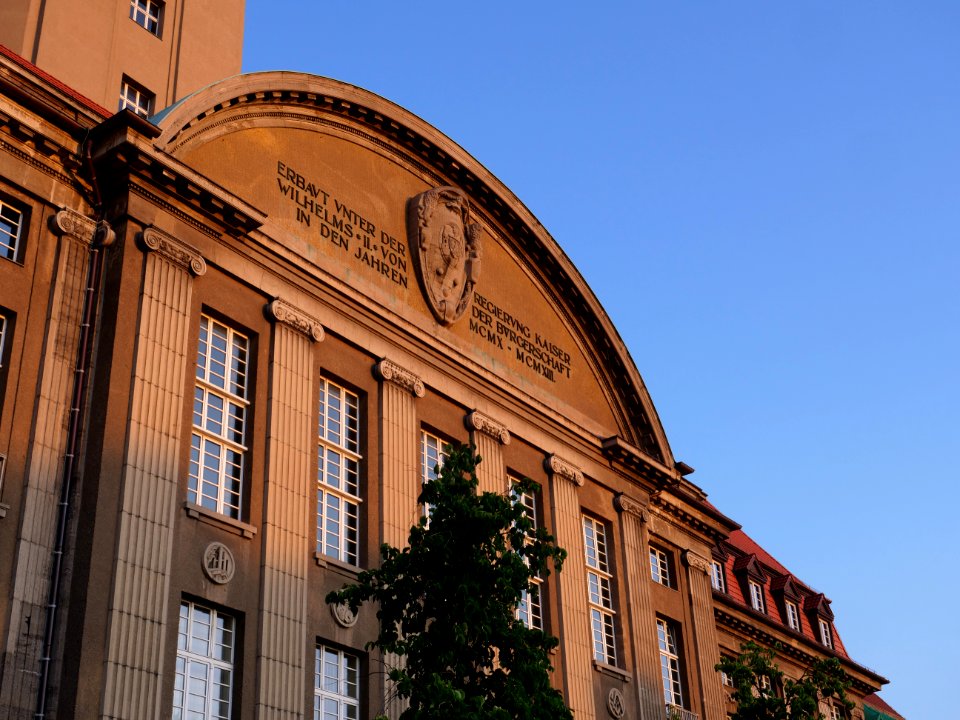 Front of Rathaus Spandau 03