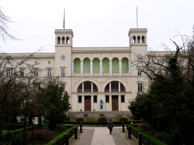 Front of Hamburger Bahnhof 02