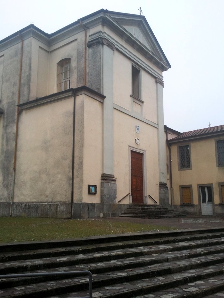 Fronte della chiesa di Celana con scalinata