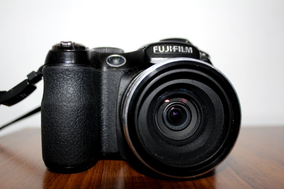 Front of the Fujifilm FinePix S1800