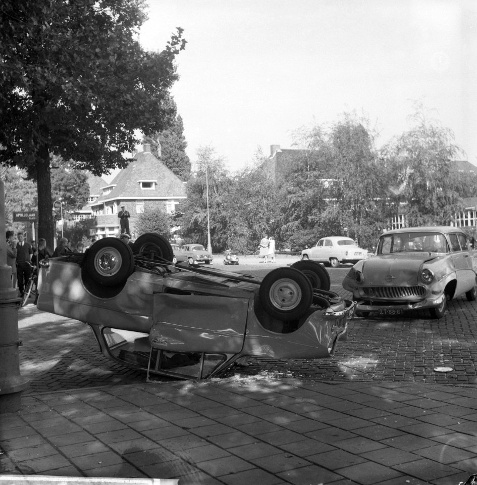 Frontale autobotsing op de Apollolaan, Bestanddeelnr 911-6306