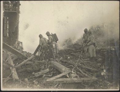 Front Francais de la Somme. Grenadiers explorant des abris allemands, Bestanddeelnr 158-2603