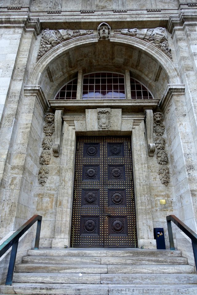 Front entry - Hessisches Landesmuseum Darmstadt - Darmstadt, Germany - DSC09862