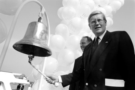 Friese Commissaris van de Koningin Hans Wiegel opent de HISWA door een bel te lu, Bestanddeelnr 934-4948