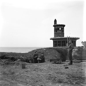 Friesland Kop van de Afsluitdijk Canadese miltairen bij een Duitse kazemat, Bestanddeelnr 900-2696