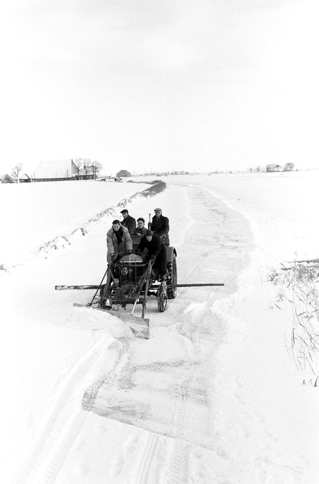 Friesland maakt voorbereidingen voor de Elfstedentocht, tussen Berlikum en St A, Bestanddeelnr 914-7096
