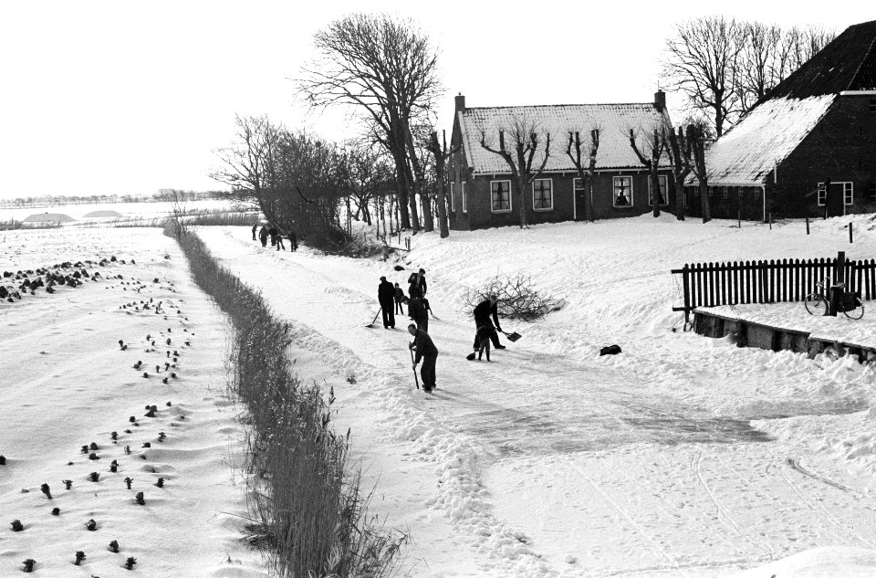Friesland maakt voorbereidingen voor de Elfstedentocht, bij het dorpje Wier maak, Bestanddeelnr 914-7101