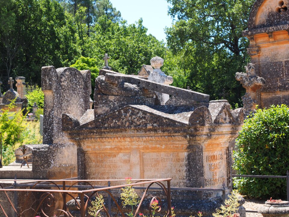 Old cemetery roussillon tomb