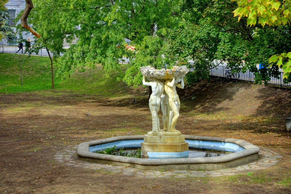 Friendship Fountain by Gertrude Vanderbilt Whitney, 1931, marble - McGill University - Montreal, Canada - DSC07733