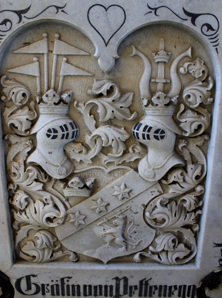 Friesach - Deutschordenskirche - Wappen auf Grabstein2