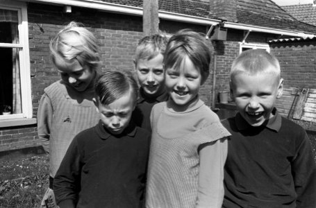 Friese vierling 5 september 9 jaar. Onder de paraplue naar school Meint, Dirkje,, Bestanddeelnr 920-6760