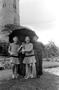Friese vierling 5 september 9 jaar. Onder de paraplue naar school Meint, Dirkje,, Bestanddeelnr 920-6762