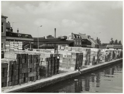 Friese Varkenmarkt met kratten van de groentenmarkt, de z.g. Fustcentrale, ziende naar het noorden. NL-HlmNHA 54004664