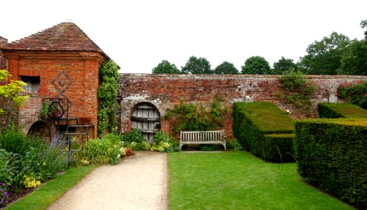 Garden wall - Packwood House - Warwickshire, England - DSC08541