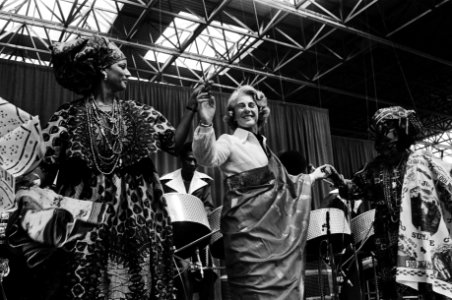 Gardeniers danst op muziek van een steelband met Surinaamse vrouwen, Bestanddeelnr 930-3383