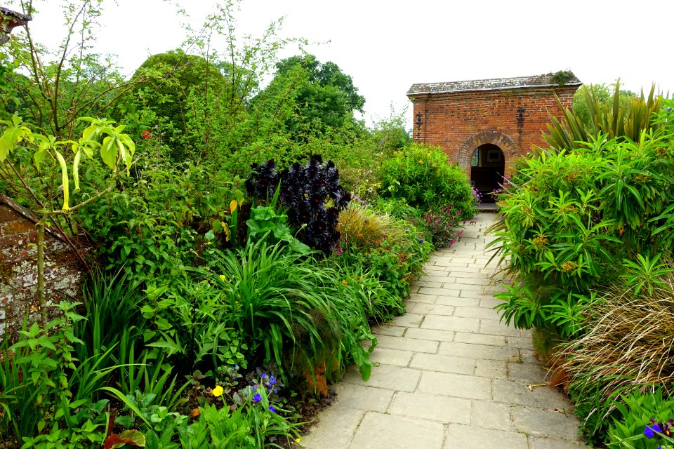 Garden walk - Packwood House - Warwickshire, England - DSC08566