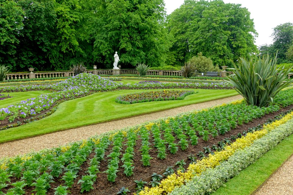 Gardens - Waddesdon Manor - Buckinghamshire, England - DSC07861