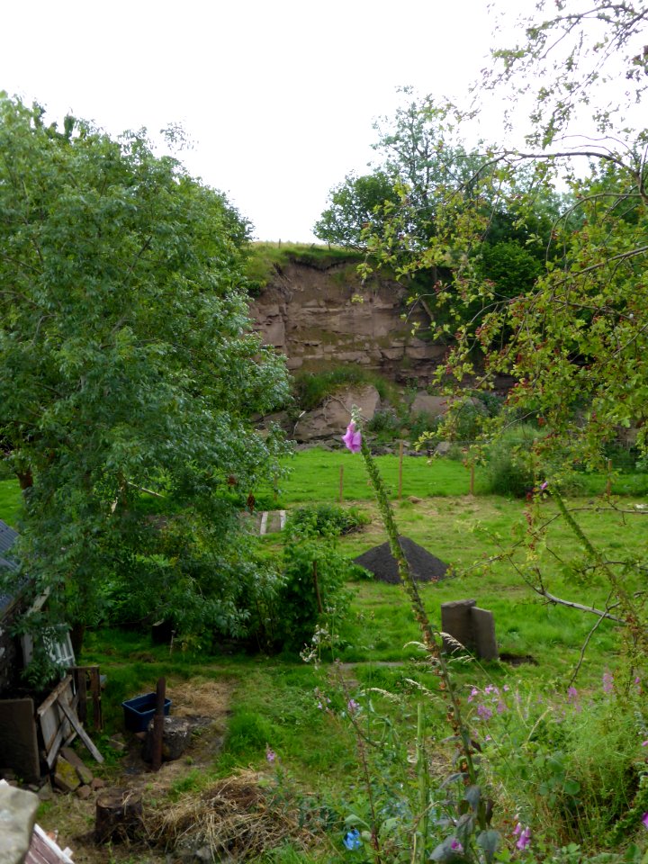Garden-near-river-near-Glengoyne-Distillery-3