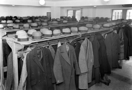 Garderobe met hoeden en overjassen, Bestanddeelnr 189-0013
