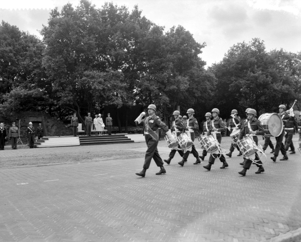 Garderegiment grenadiers krijgt nieuw vaandel, Bestanddeelnr 911-4558