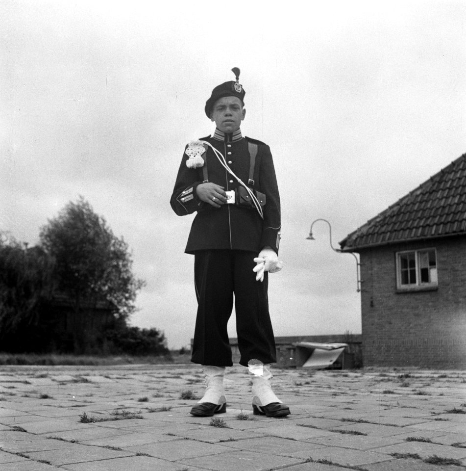 Gardetroepen in gala-uniformen. 1 Jager, Bestanddeelnr 902-9904