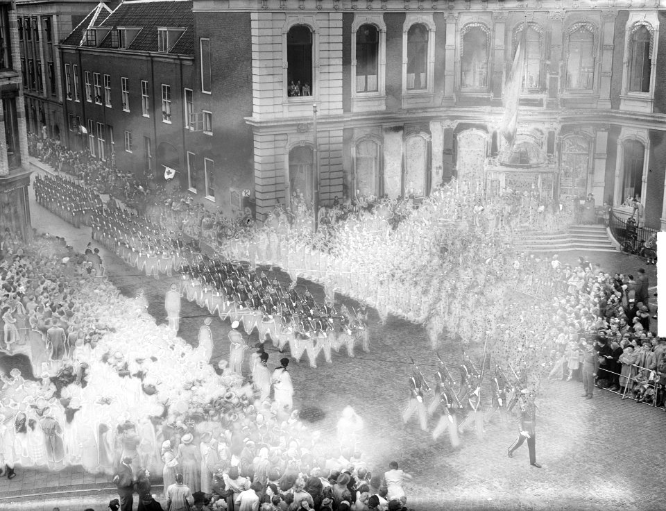 Garderegimenten op de Kneuterdijk openingen Staten Generaal vergeeld, Bestanddeelnr 904-1958
