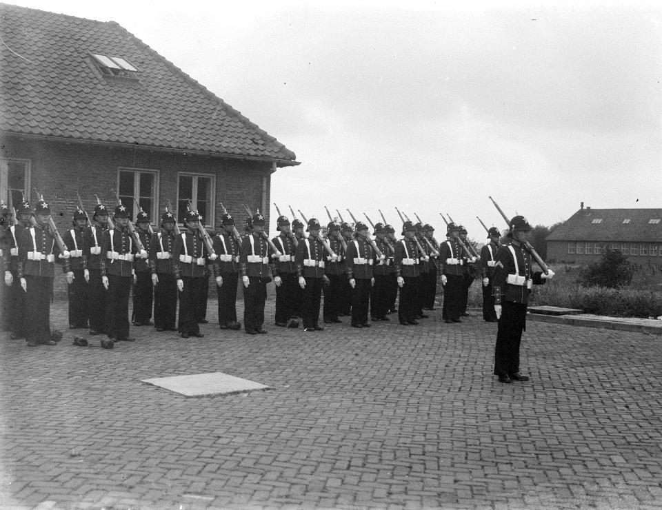 Gardetroepen in gala-uniformen. Groep Irene Brigade, Bestanddeelnr 902-9925
