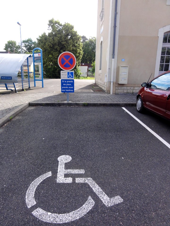 Gare de Montbazon place handicapé