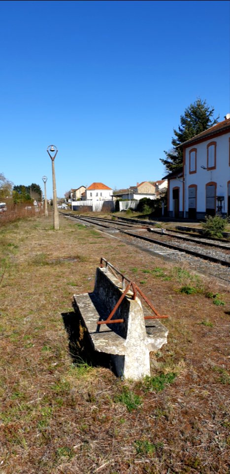 Gare de Saint-Yorre, quai abandonné