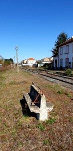 Gare de Saint-Yorre, quai abandonné