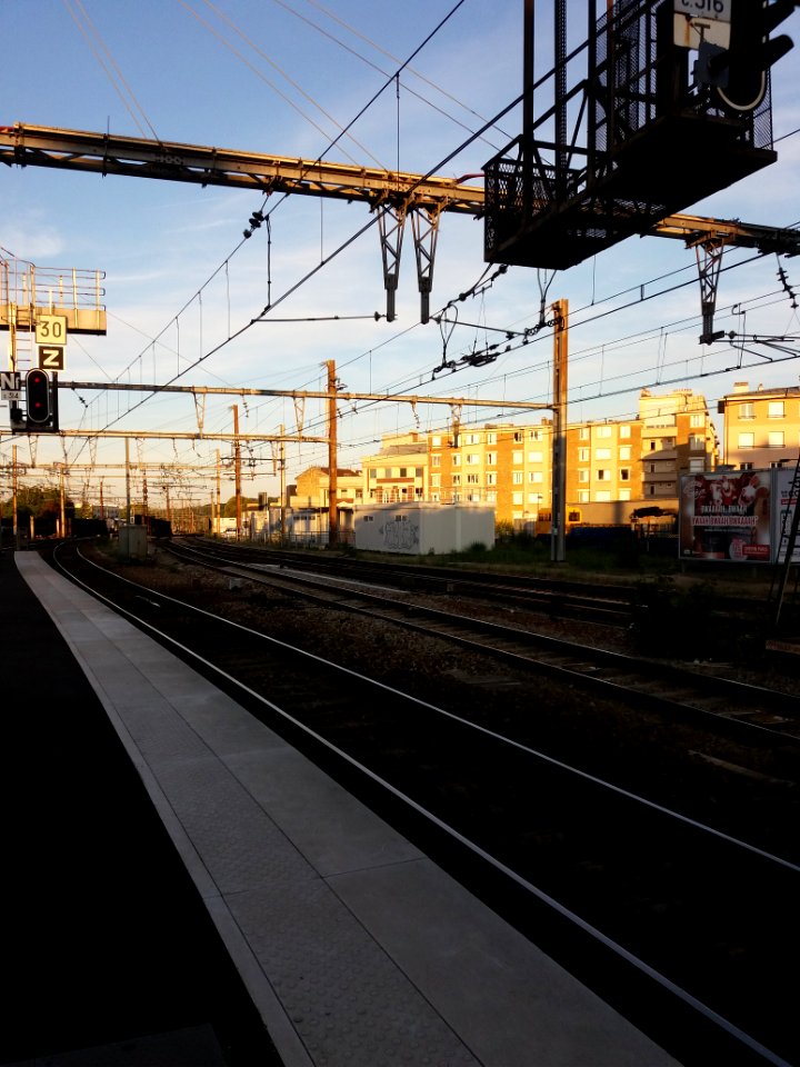 Gare de Versailles-Chantier - Quai, vers l'est, au soleil couchant