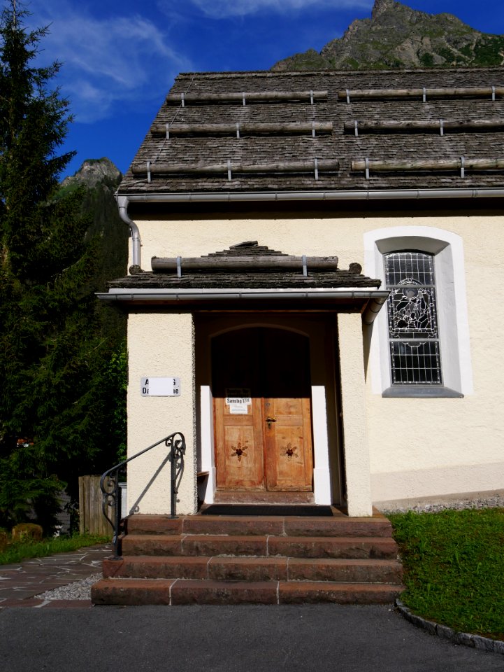 Gargellen-kirche-eingang1