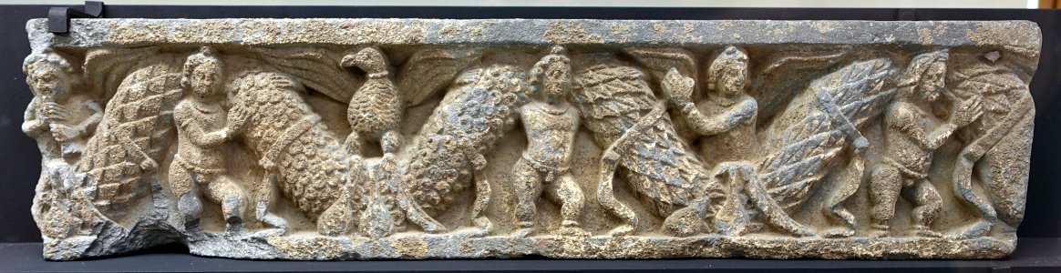 Garland and amorini, Gandhara, c. 2nd-3rd century AD, gray schist - Matsuoka Museum of Art - Tokyo, Japan