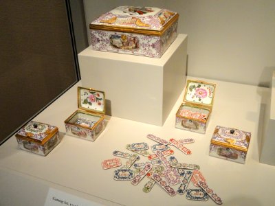 Gaming Set, 1730-1735, Du Paquier Porcelain Manufactory, Vienna, porcelain, enamels, gilding, gold and diamonds - Art Institute of Chicago - DSC00019