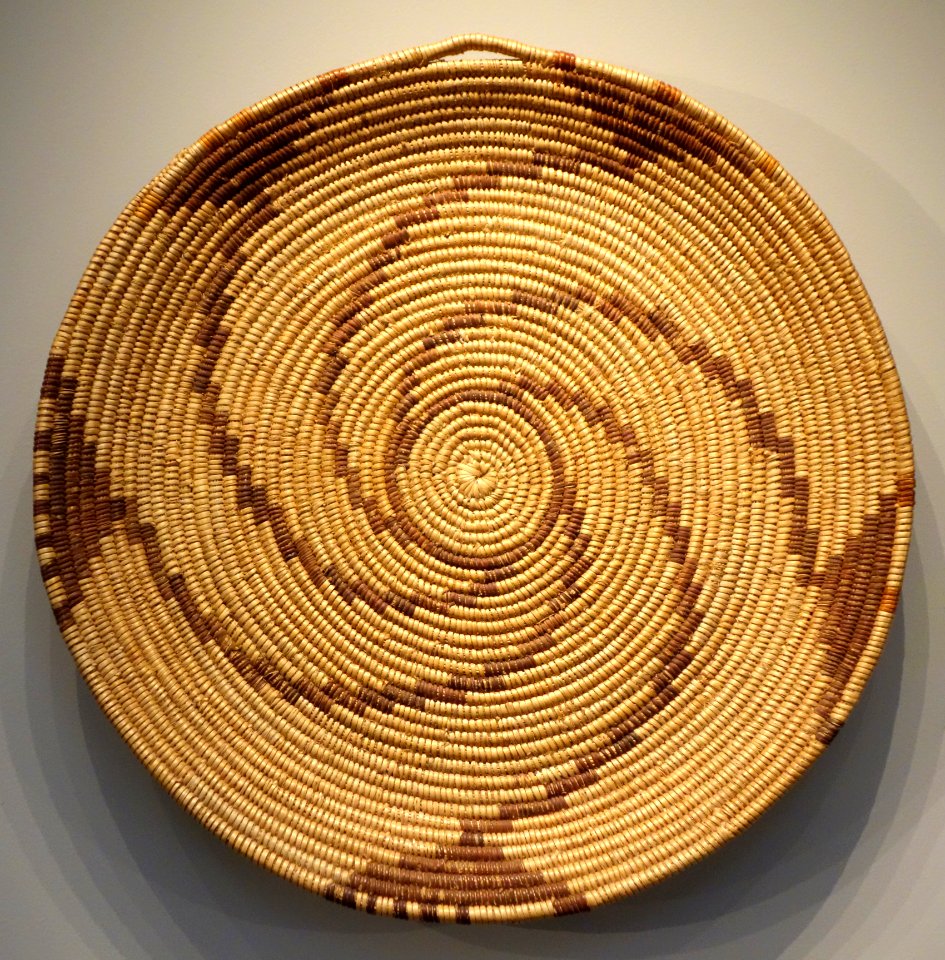 Gambling Tray, Southern California Missions, possibly late 19th century, coiled grasses, possibly sumac - Chazen Museum of Art - DSC01856