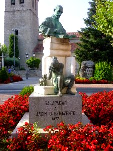Galapagar - Plaza de la Constitución, Monumento a Jacinto Benavente 1