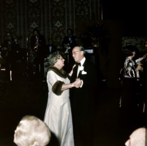 Galadiner in Hilton, Amsterdam koningin Juliana en Prins Bernhard dansend, Bestanddeelnr 254-9795