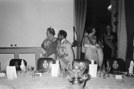 Galadiner in Imperial Palace Koningin Juliana en Keizer Haile Selassie bij diner, Bestanddeelnr 922-0399