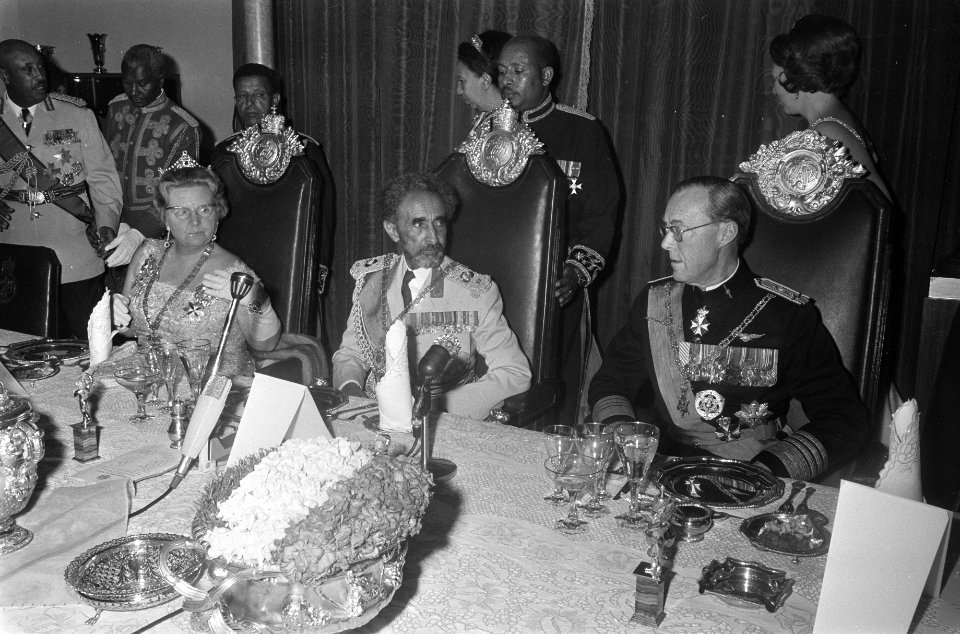 Galadiner in Imperial Palace aan dinertafel v.l.n.r. koningin Juliana, keizer H, Bestanddeelnr 922-0400