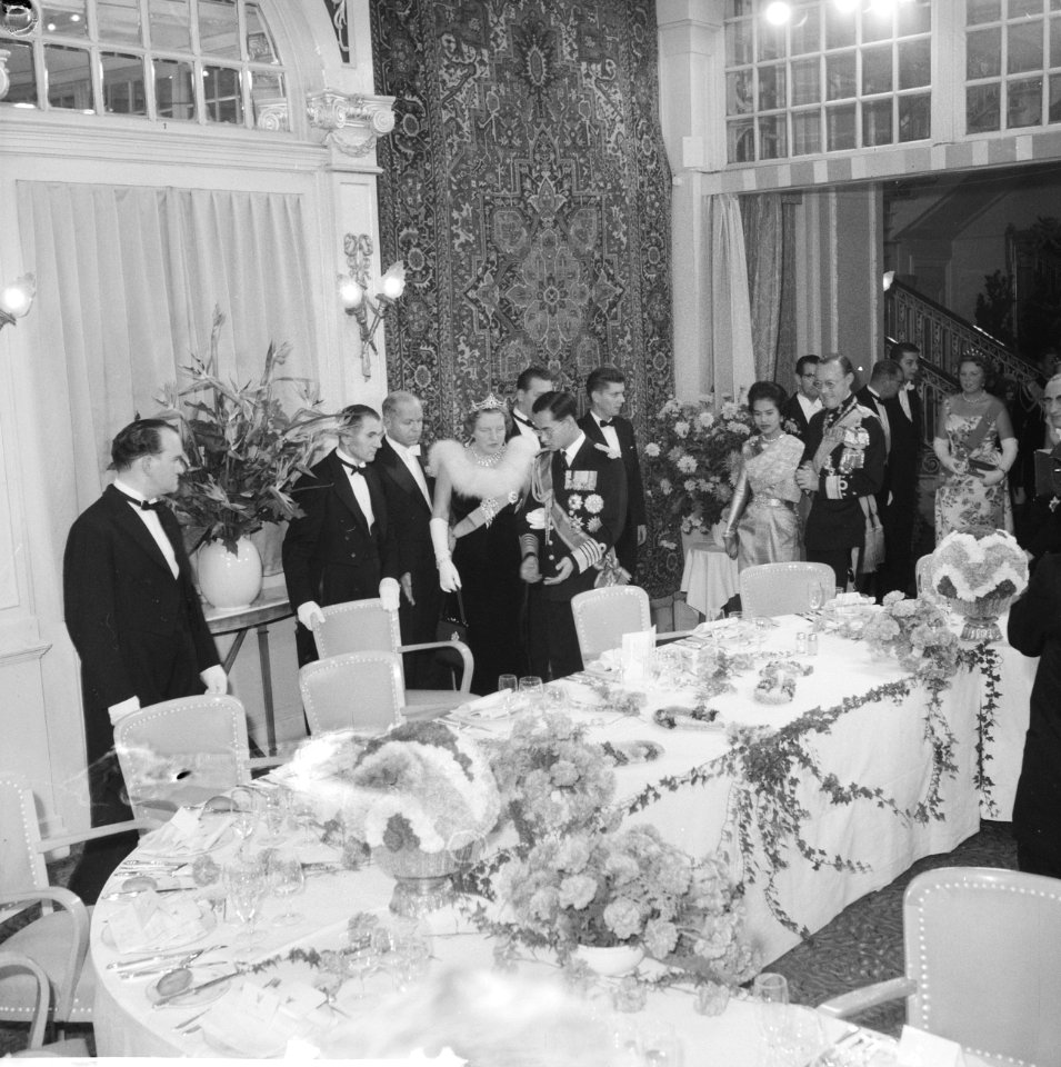 Galadiner tgv bezoek Thais vorstenpaar, Koningin Juliana en Prins Bernhard ge, Bestanddeelnr 911-7183