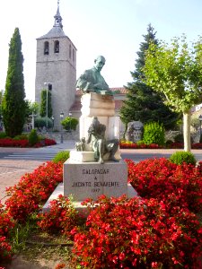 Galapagar - Plaza de la Constitución, Monumento a Jacinto Benavente 2