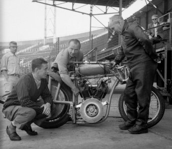 Gangmaker Ingelghem met zijn nieuw gekochte motor Wierstra (rechts) in gesprek m, Bestanddeelnr 910-5804 (cropped)