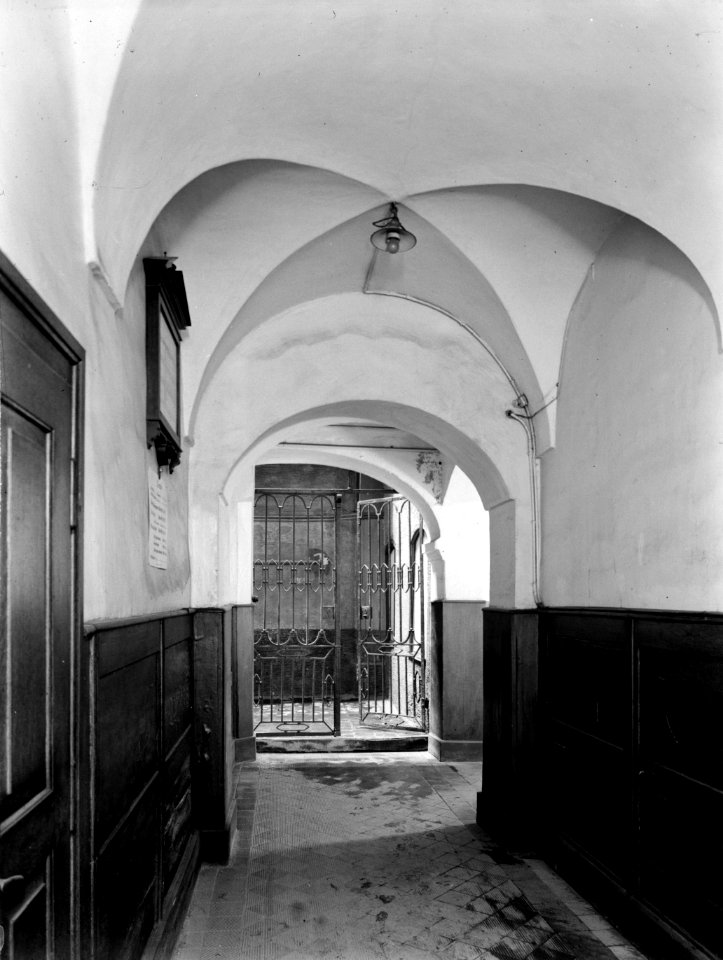 Gang met gewelven in het hoekhuis aan de Neuhauser Straße in München met op de a, Bestanddeelnr 190-0641