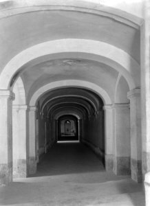 Gang in het Cloître St. Paul in Saint-Remy, Bestanddeelnr 252-1830