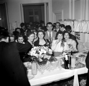 Gasten op een dansfeest in een van de modehuizen laten zich een drankje inschenk, Bestanddeelnr 254-0158