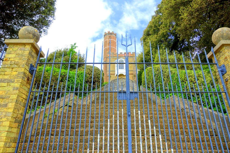 Gate - Luttrell's Tower - Calshot, England - DSC04111