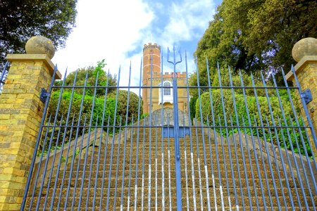 Gate - Luttrell's Tower - Calshot, England - DSC04111