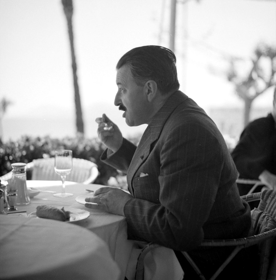 Gast aan tafel op een terras tijdens de maaltijd, Bestanddeelnr 254-5428